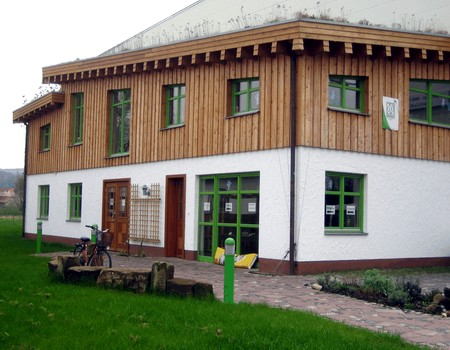 Holzfassade eines Gebäudes als Referenz für Gesellschaftsbauten